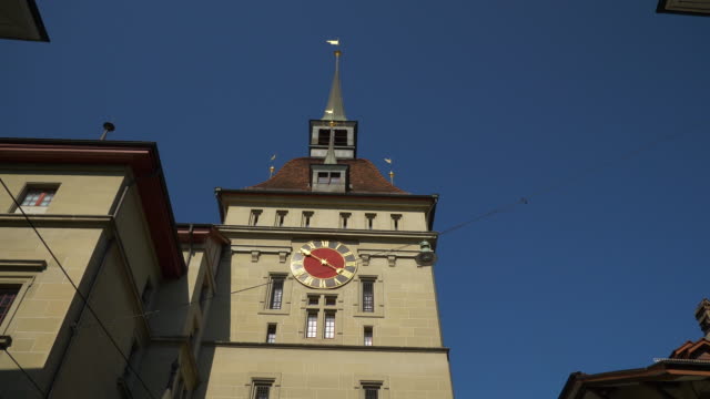Der-Schweiz-Sonnentag-Bern-Stadt-Uhrturm-Top-Panorama-4k
