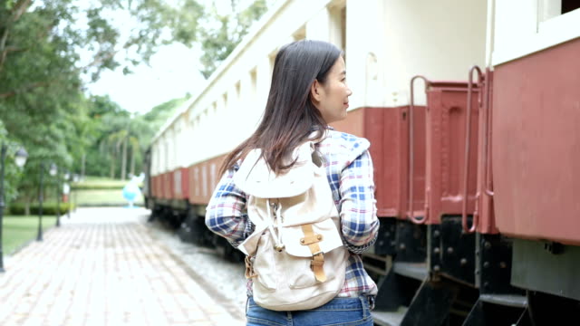 Imágenes-de-4K.-mujer-feliz-turismo-asiático-en-la-estación,-subir-al-tren-y-paso-en-la-escalera.-viajar-Asia-en-tren-vintage.-turista-de-ocio-viajando-en-tren-de-transporte,-color-retro