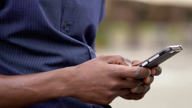 Jugend,-Geräte,-Kommunikation-jungen-Schwarzen-Mannes-Hände-Tippen-auf-Smartphone