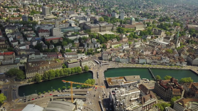 Schweiz-Zürich-Stadt-am-Fluss-Zentrum-Luftbild-Panorama-4k