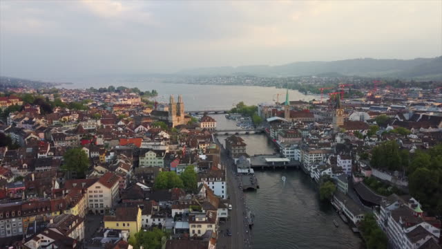 der-Schweiz-Sonnenuntergang-Zürich-Stadtbild-zentrale-am-Flussufer-aerial-Panorama-4k