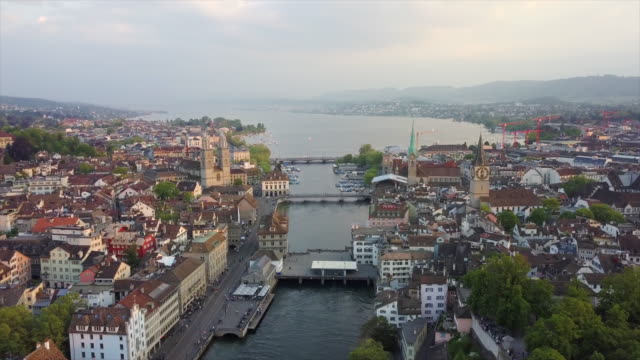 Suiza-atardecer-zurich-ciudad-central-junto-al-río-aéreo-panorama-4k