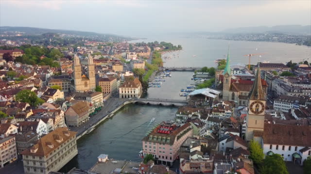 Schweiz-am-Abend-Zeit-Zürich-Stadtbild-zentrale-am-Flussufer-aerial-Panorama-4k