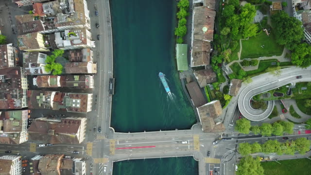 Schweiz-Zürich-Stadt-Zentrum-berühmten-Flussbrücke-Antenne-down-Ansicht-4k