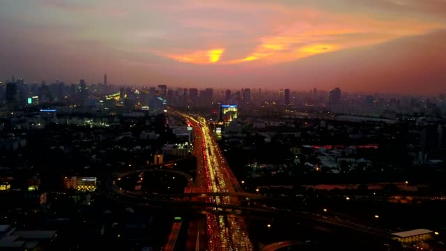 Fly-over-to-traffic-in-highway-at-night,-4k-video