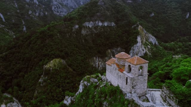 Glatte-langsam-Luftaufnahme-der-Asen-Festung-In-Asenovgrad-Plovdiv-Bulgarien-mit-grünen-Rasen-im-Sommer-nachmittags-touristische-Destination