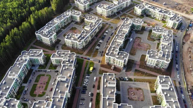 Luftbild-auf-modernen-Wohnhäusern-in-der-Nähe-Waldrand