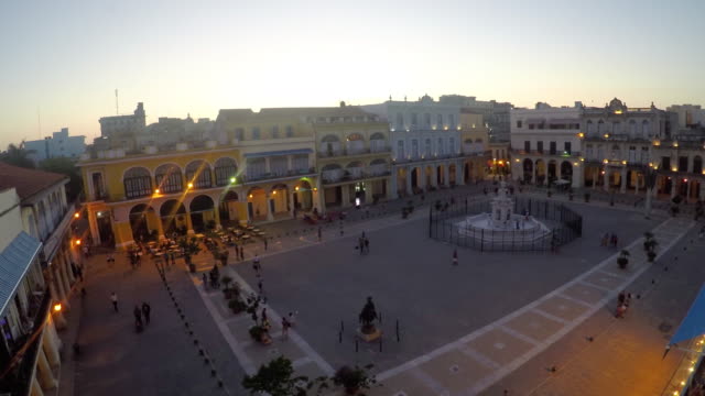 Timelapse-in-der-Abenddämmerung-im-Plaza-Vieja-in-Havanna-Kuba