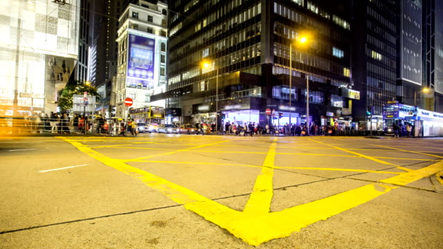 Lapso-de-tiempo-para-la-noche-luces-de-la-ciudad-y-el-tráfico-en-Hong-Kong.