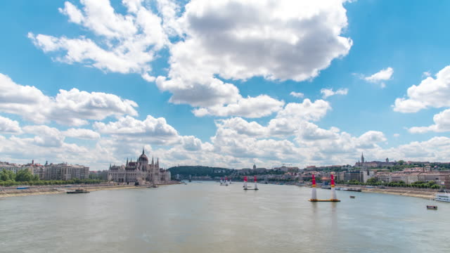 Timelapse-of-the-Budavar-Palace-and-the-danube