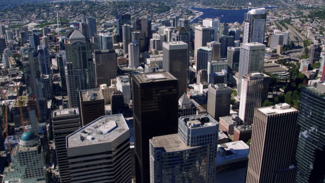 Wolkenkratzer-Gebäude-Tops-in-Seattle-Hubschrauber-Antenne