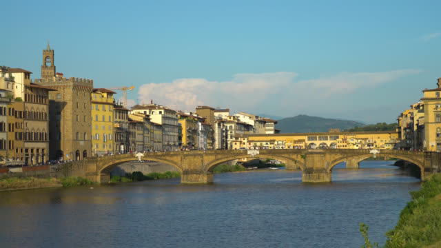 Florenz,-Toskana,-Italien.-Panoramablick-über-den-Fluss-Arno-und-St.-Trinity-Bridge