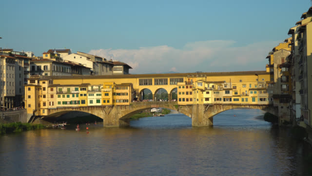 Florence,-Tuscany,-Italy.-Panoramic-view-of-Arno-river-and-Ponte-Vecchio-bridge