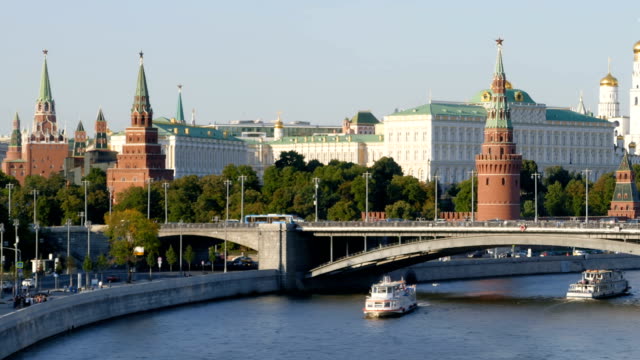 Hyperlapse-der-Moskauer-Kreml-und-Moskwa-Fluss-mit-Kreuzfahrtschiffen,-Russland