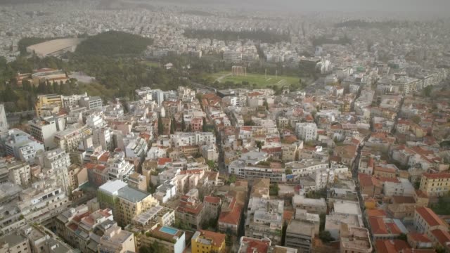 Vista-aérea-de-edificios-y-construcciones-famosas-de-la-ciudad-de-Atenas.