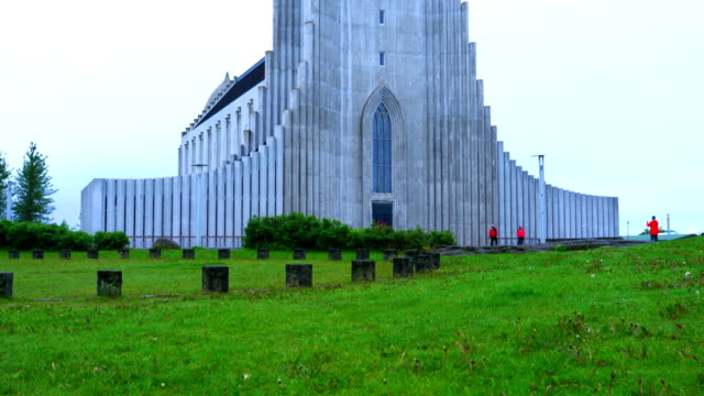 Blick-auf-die-Kathedrale-der-katholischen-Kirche-in-Reykjavik-Hallgrimskirkja