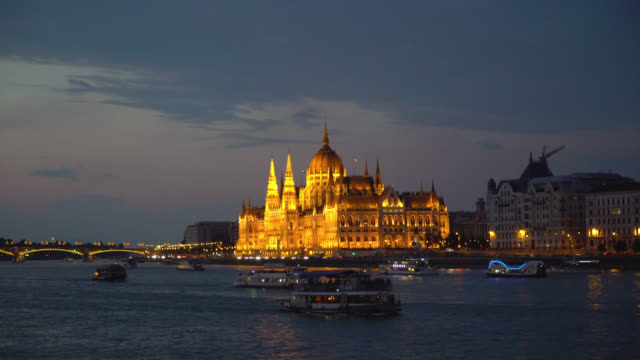 Budapest,-Hungría.-Flotador-de-buques-de-vapor-en-el-río-de-Danubio-en-la-noche-al-lado-del-palacio-presidencial-iluminada