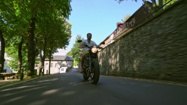 Modernes-Scrambler-Motorrad-auf-der-Forststraße