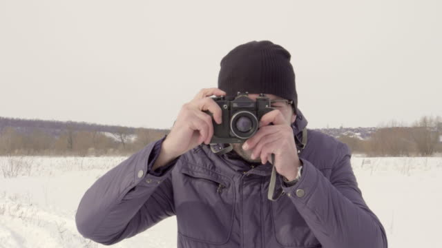 Photographer-photographs-in-winter