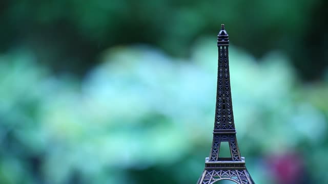 Eiffelturm-Herbstsaison-Regen-HD-Filmmaterial