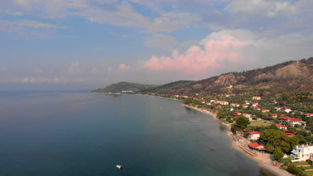 Vista-aérea-del-pequeño-pueblo-griego-en-la-costa-del-mar-Egeo