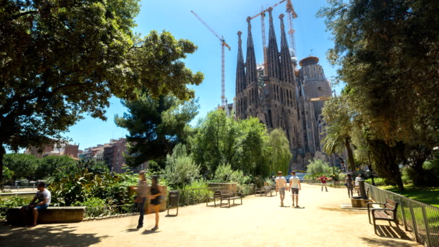 Timelapse-de-peatones-caminando-en-Sagrada-familia-en-verano,-Barcelona,-España
