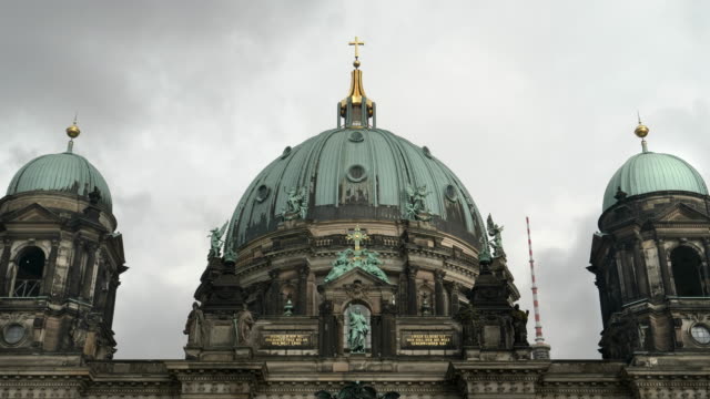cerca-de-la-cúpula-de-la-Catedral-de-Berlín-en-Alemania