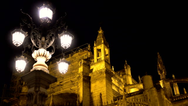 Porträt-der-Kathedrale-der-Heiligen-Maria-des-Stuhls-von-Nacht---Sevilla,-Spanien