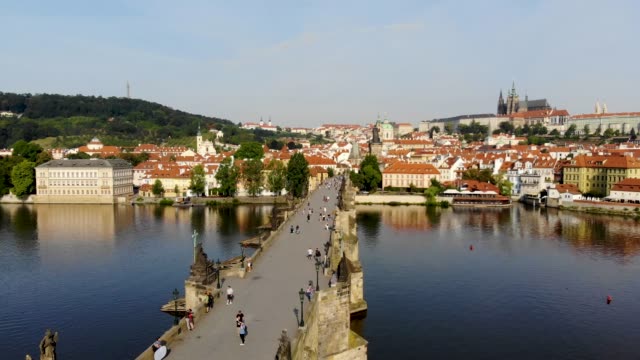 Cruzar-el-puente-de-Charles,-Praga,-República-Checa