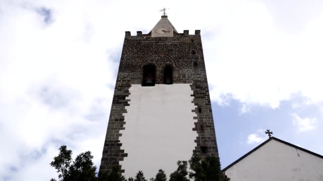 Kathedrale-von-Funchal-Kirchturm-gesehen-von-der-Straße-auf-Madeira