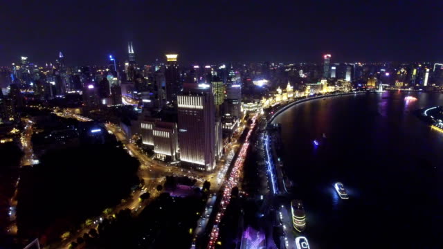 Luftaufnahme-des-Schiffes-läuft-am-Huangpu-River-bei-Nacht/Shanghai,-China