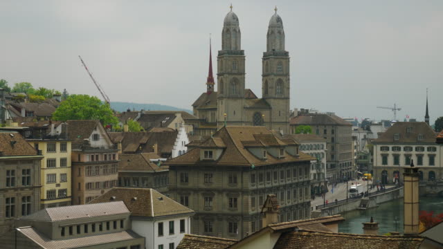 Zurich-famosa-catedral-paisaje-urbano-en-la-azotea-slow-motion-panorama-4k-Suiza