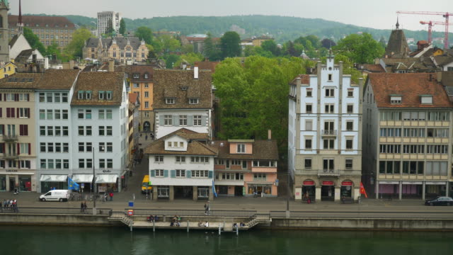 Zürich-berühmten-Stadtbild-am-Flussufer-Bucht-auf-dem-Dach-slow-Motion-Panorama-4k-Schweiz