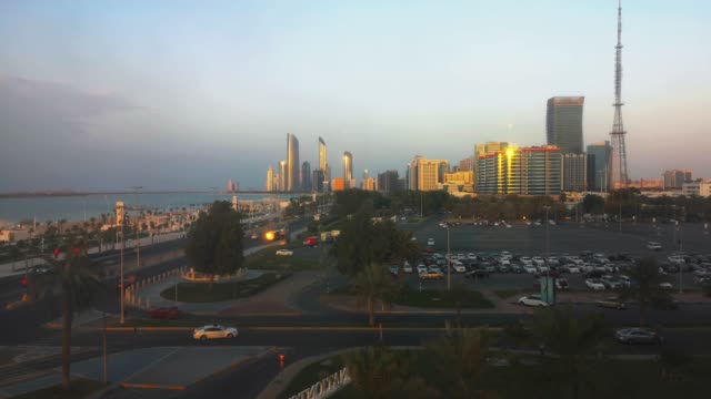 Schöne-Aussicht-auf-die-Skyline-von-Abu-Dhabi-und-Corniche-street-bei-Sonnenuntergang