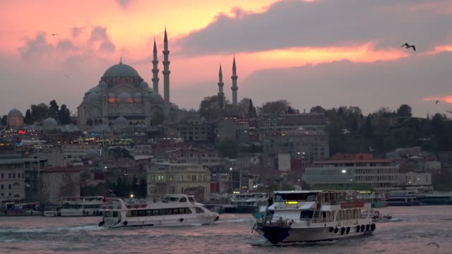 Sonnenuntergang-in-Istanbul-mit-Vögel-und-Boote-vor-einer-Moschee