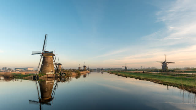 Holländische-Windmühle-Zeitraffer-in-Kinderdijk-Dorf-Niederlande-4K-Zeitraffer