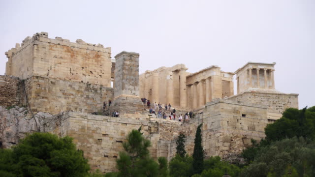 Entrance-to-the-Athenian-Acropolis-with-tourists.