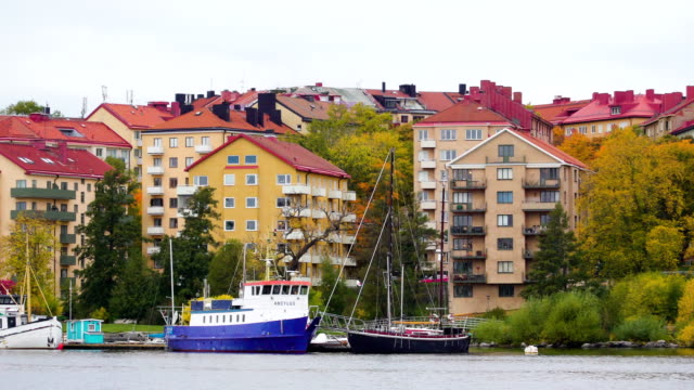 Zwei-Boote-auf-der-Seite-des-Hauses-in-Stockholm-Schweden
