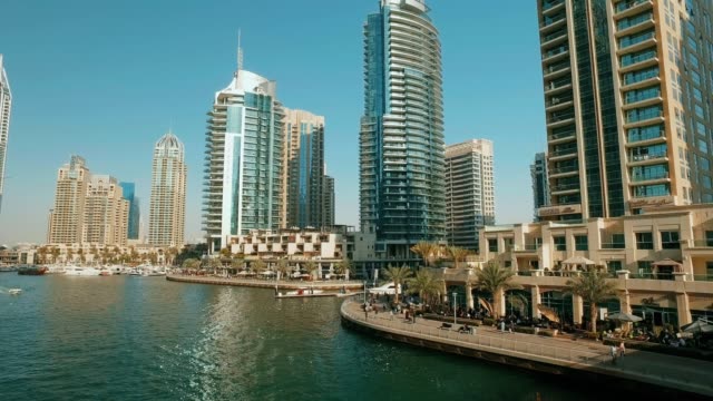 Dubai,-ciudad-cerca-de-canal-de-Marina-en-el-moderno-barrio-de-la-ciudad