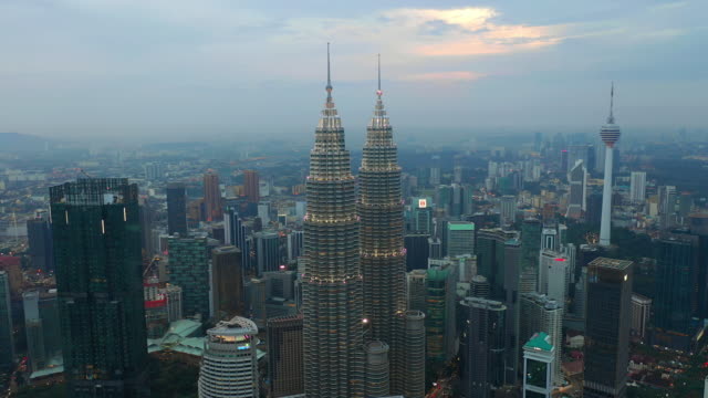 Sonnenuntergang-Dämmerung-Beleuchtung-Kuala-Lumpur-Stadtzentrum-Antenne-Panorama-4k-Malaysia