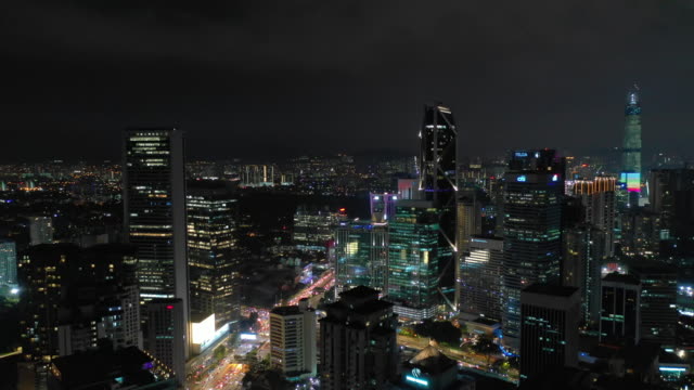 Nacht-Beleuchtung-Kuala-Lumpur-Stadtzentrum-Bau-Verkehr-Straße-aerial-Panorama-4k-Malaysia