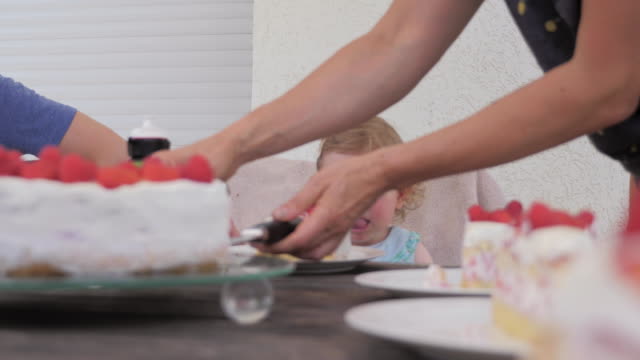 Niño-y-cumpleaños-pastel-rebanadas-sobre-mesa