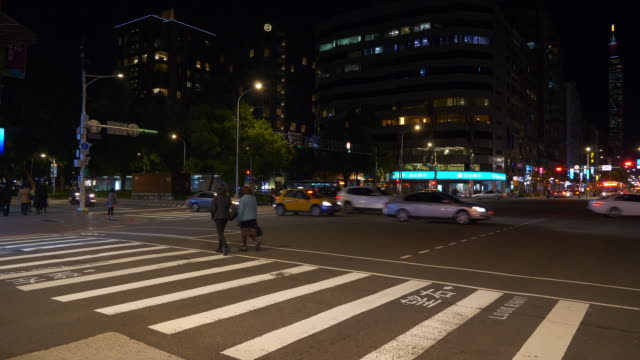 Nachtzeit-beleuchtete-Taipei-Stadtverkehrsstraße-Crosswalk-Panorama-4k-taiwan