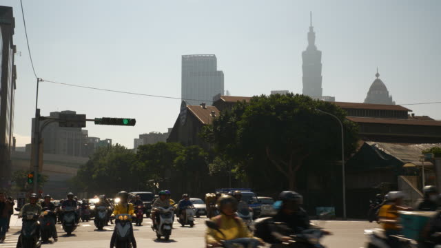 soleado-día-Taipei-ciudad-centro-tráfico-calle-cruce-panorama-4k-Taiwán