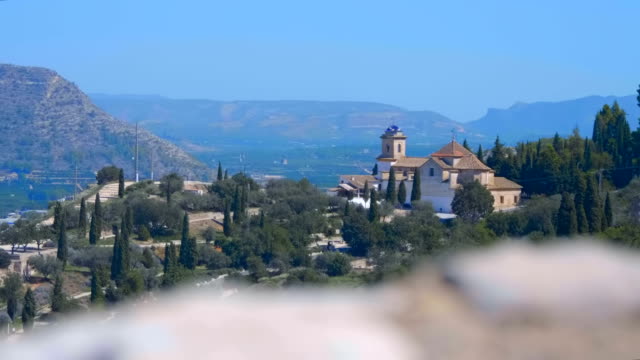 Kleine-Provinzstadt-am-Fuße-der-Berge-in-Spanien