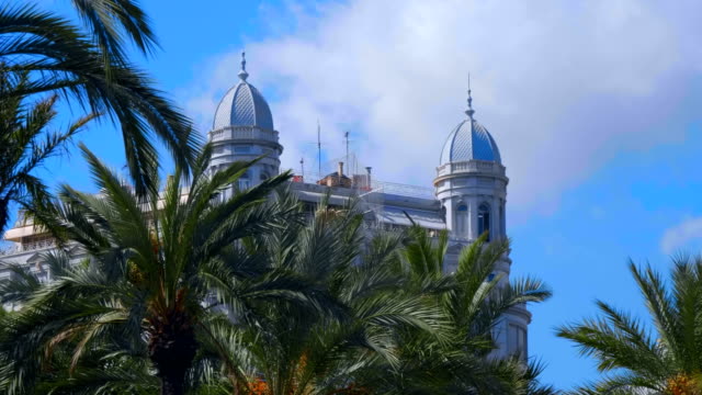 Historische-Gebäude-in-Valencia-(Spanien)-mit-schönen-weißen-und-blauen-Türmen