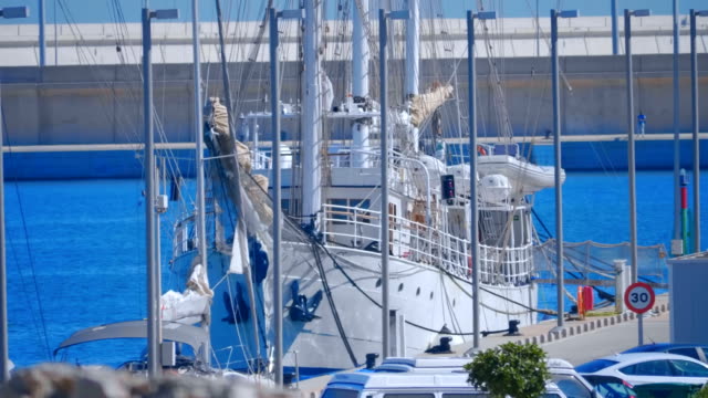 Gran-yate-de-vela-de-clase-de-mar-blanco-en-estilo-vintage-en-el-muelle-del-puerto-marítimo