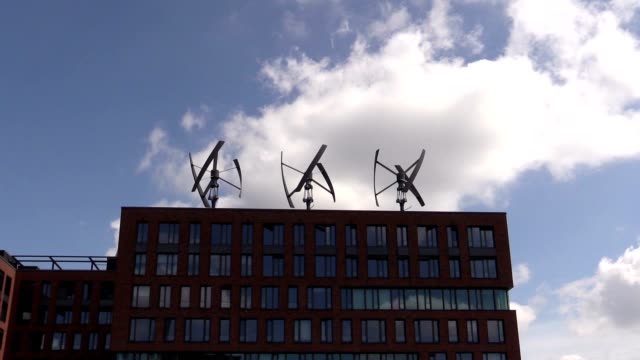 Windturbinen-auf-dem-Dach-des-Gebäudes