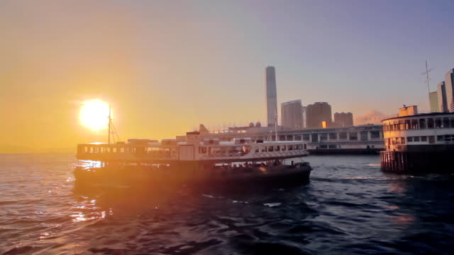 Victoria-Harbour,-auf-Hong-Kong,-bei-Sonnenuntergang