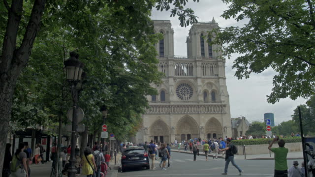 total-de-toma-de-iglesia-de-Notre-Dame-en-París,-parcialmente-cubiertos-de-árboles